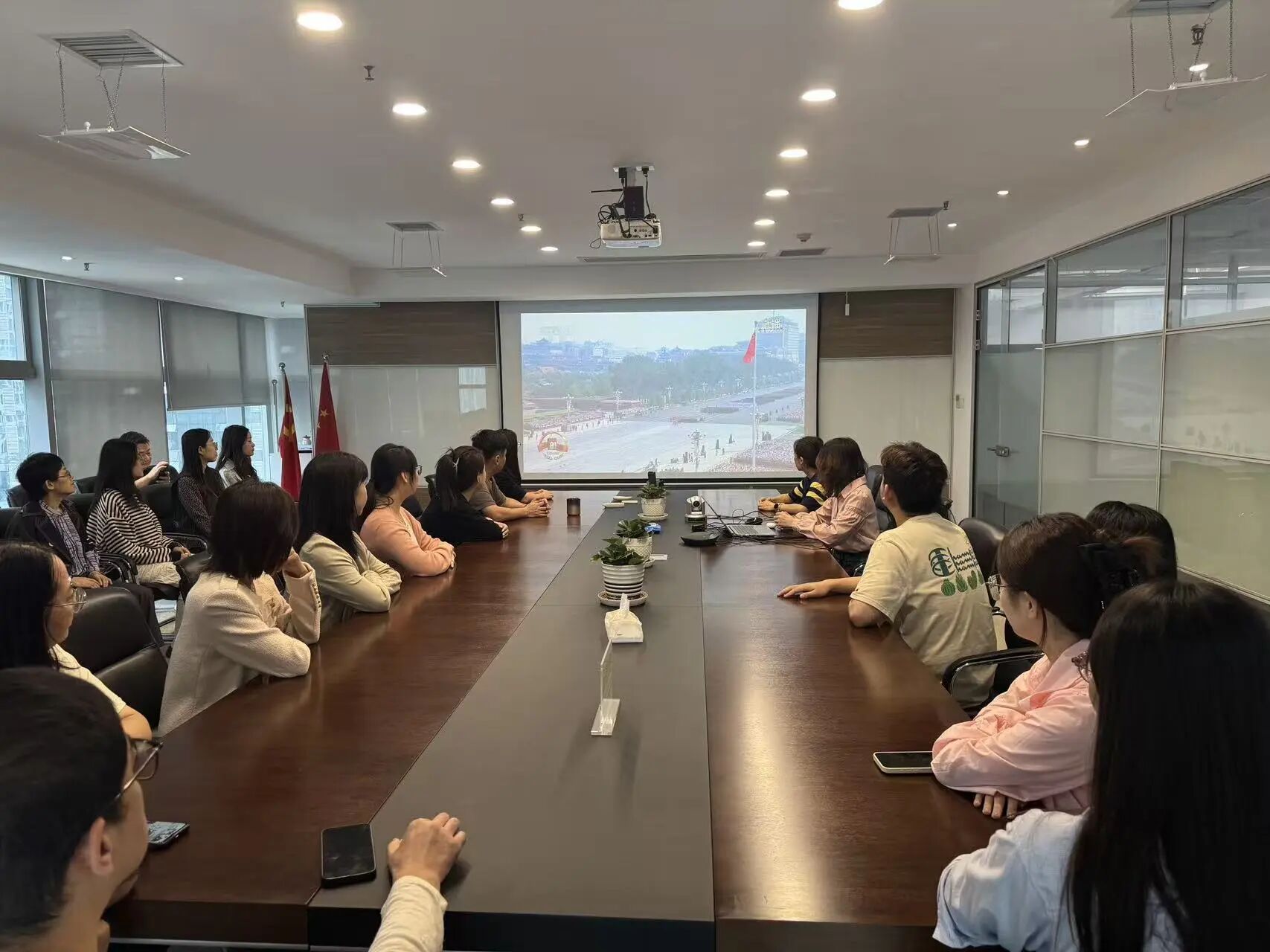 中国虹桥全体员工线上观礼纪念中国人民抗日战争暨世界反法西斯战争胜利80周年大会